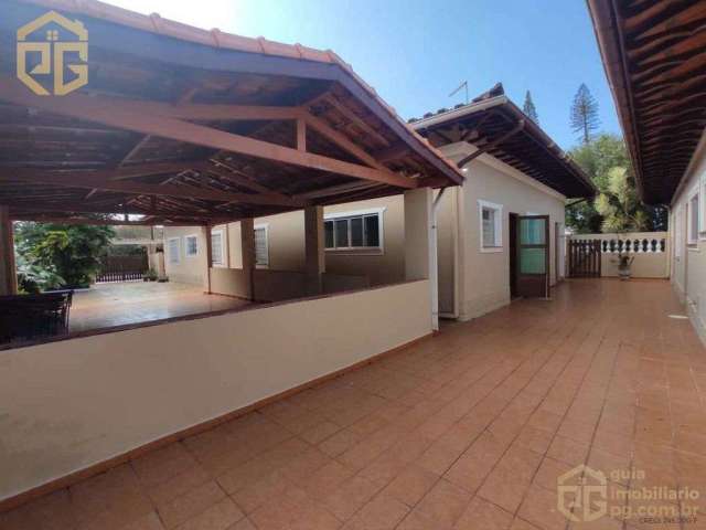 Casa com 3 dorm, 1 suíte, 2 banheiros, 6 vagas, casa de caseiro - 268,96m2