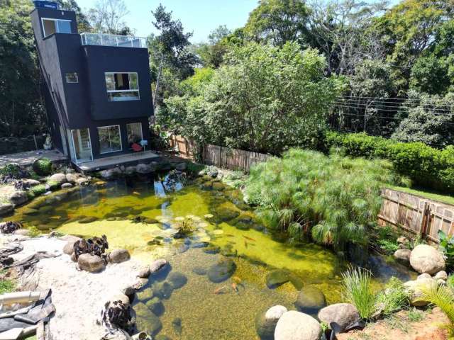 Encantadora Casa Triplex com Lago Artificial à Venda em Nova Guarapari - Um Paraíso Particular a Po