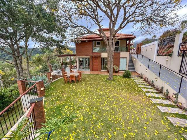 Casa Duplex com Conceito Rústico, Deck com Vista Deslumbrante e 6 Suítes na Montanha Capixaba!