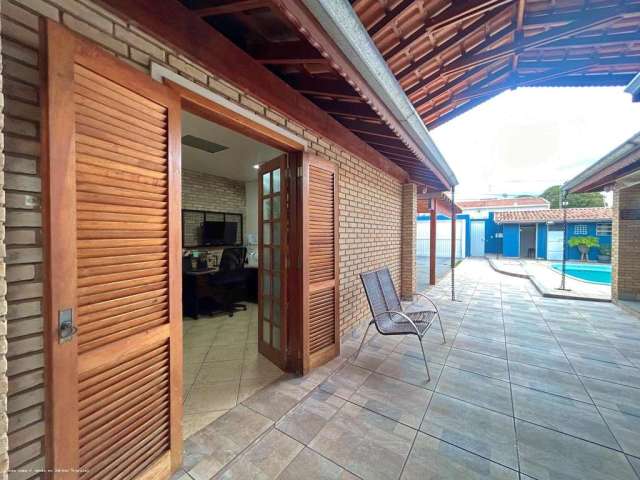 Casa para Venda em Botucatu, Jardim Shangri-lá, 3 dormitórios, 2 suítes, 2 vagas