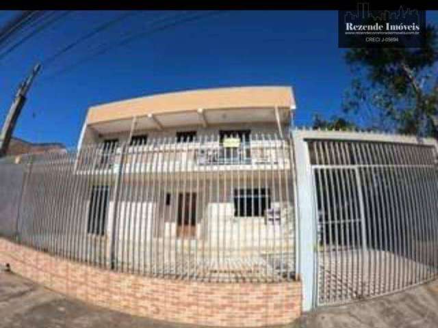 Sobrado-triplex  com três quartos á venda no bairro Sitio Cercado - Curitiba/PR