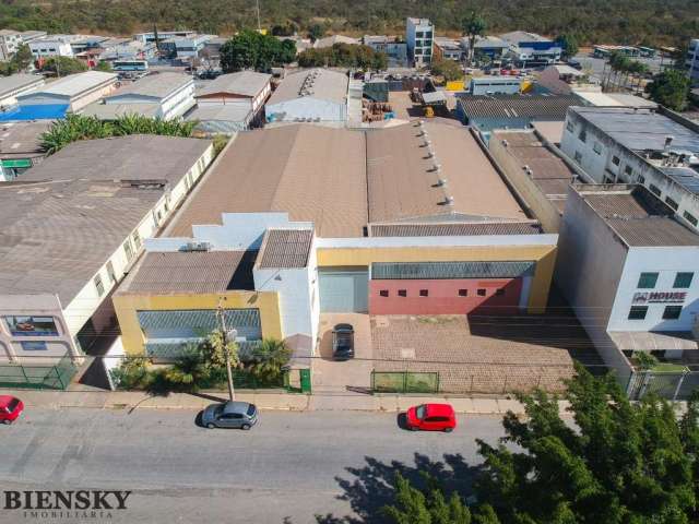 Galpão comercial de alto padrão para venda ou locação em Brasília-DF, Zona Industrial - 2.553m² de área total, 1.800m² de galpão principal.