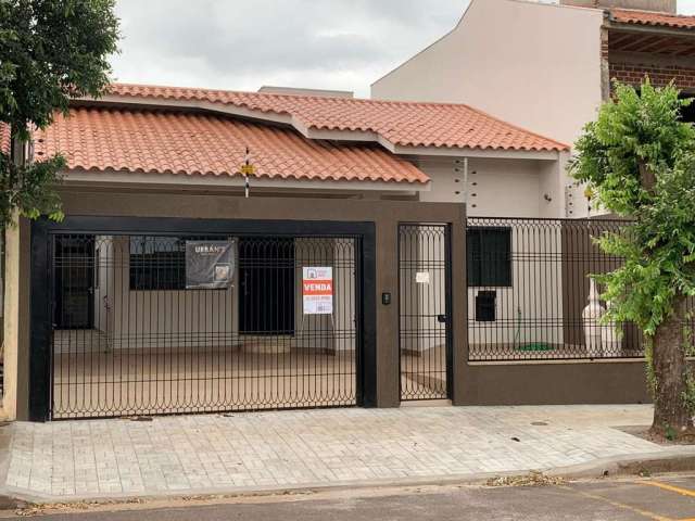 Casa para Venda em Umuarama, Zona II, 3 dormitórios, 1 suíte, 4 banheiros, 2 vagas