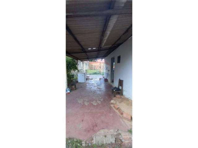 Vendo Terreno no Parque Universitário

● Terreno: 12x30 = 360m²;
● Murado o fundo e as literais;
● Asfalto na frente;
● Casa com 02 quartos não averbada; Cozinha; Banheiro, não AVERBADA!!!