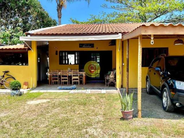 Casa à Venda - 2 Dormitórios, Varanda com Churrasqueira | 100 metros da Praia!