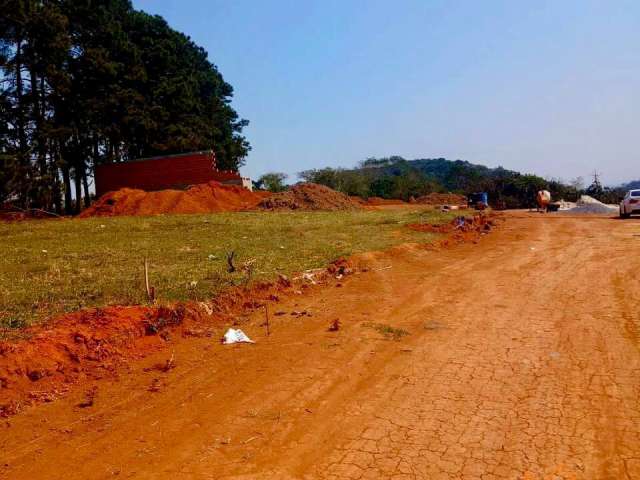 Amplo Terreno com Declive Suave e Vista Panorâmica em Igaratá