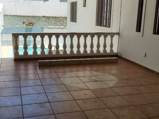 Casa solta com 6/4 e 1 suíte, varandas, 3 vagas, piscina, área gourmet, Stella Maris