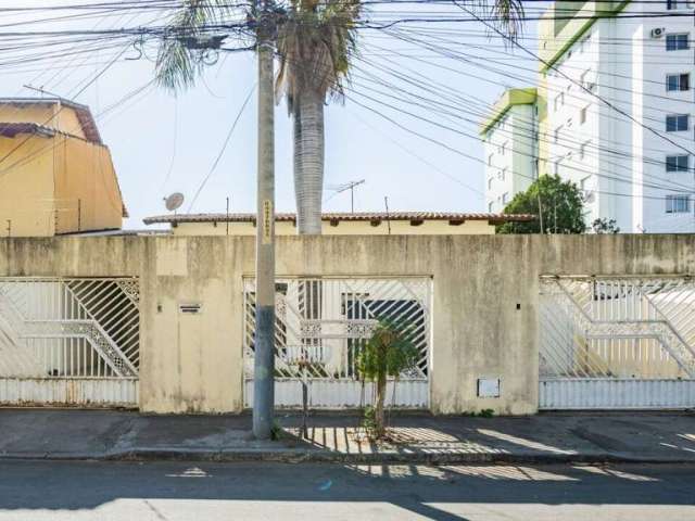 Casa Térrea com 225 m², 4 quartos, 2 salas, 4 banheiros e 2 vagas de garagem, no