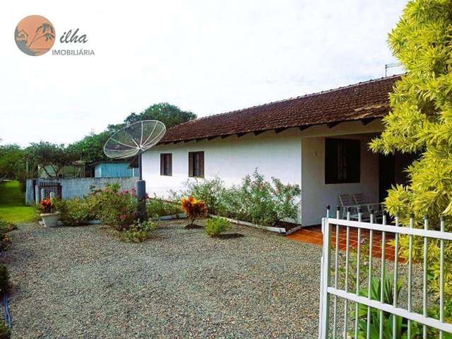 Casa à Beira do Rio Acarai em São Francisco do Sul