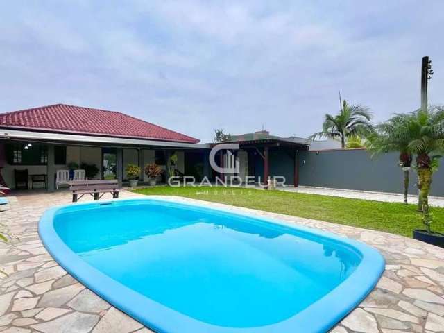 Casa à venda com 3 quartos, 2 suítes, piscina e amplo terreno em Guaratuba