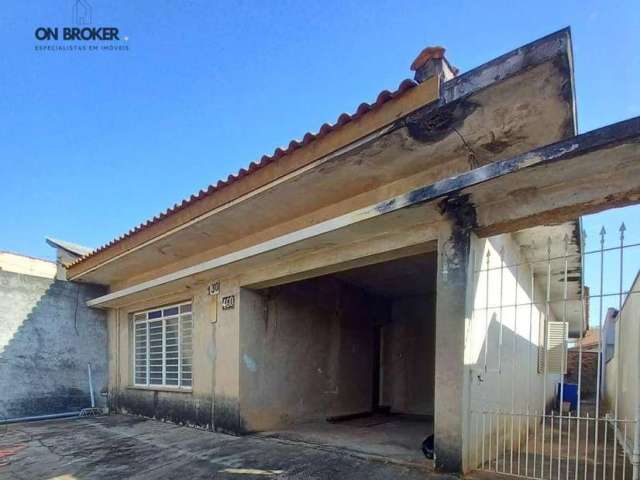 Casa 3 dormit, sendo 1 suíte com 3 vagas. Sala e cozinha grandes e quintal. Ótima localização em Valinhos.