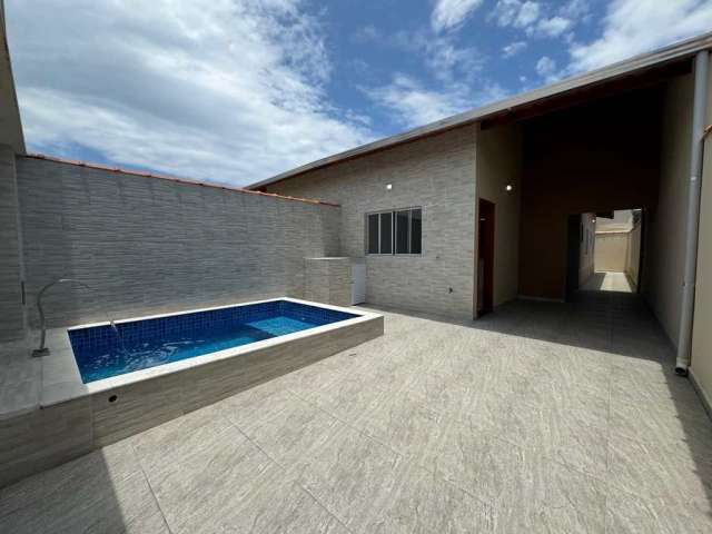 Casa com PISCINA á venda em Mongaguá