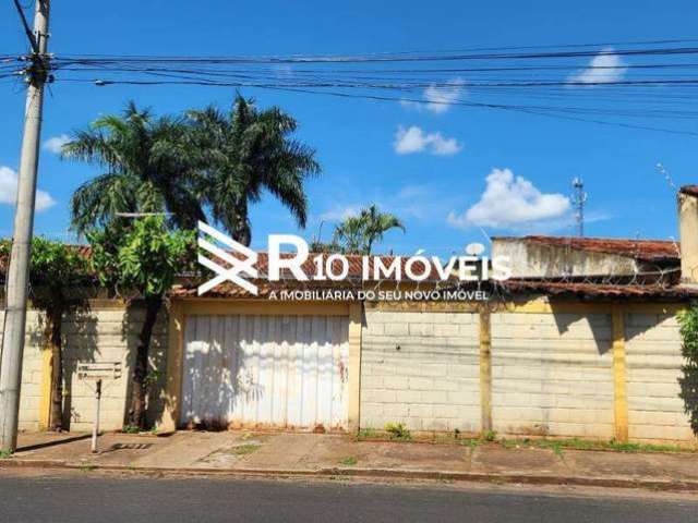 Casa à venda, 4 quartos, 1 suíte, 4 vagas - Bairro Cidade Jardim, Uberlândia MG