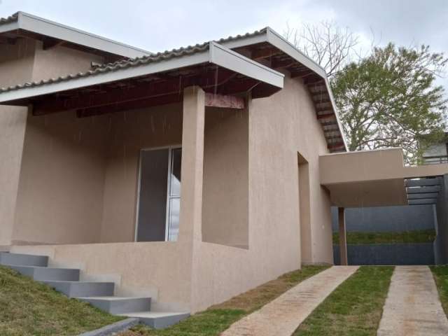 Casa individual com 3 quartos sendo 1 deles com suíte. Disponível por R$580.000,00