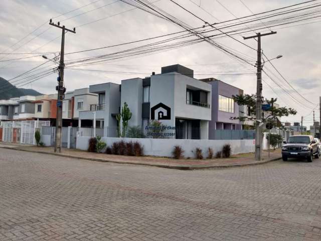 Encantadora Casa/ Sobrado à venda com 3 quarto(s) no Ribeirão da Ilha, Florianópolis.