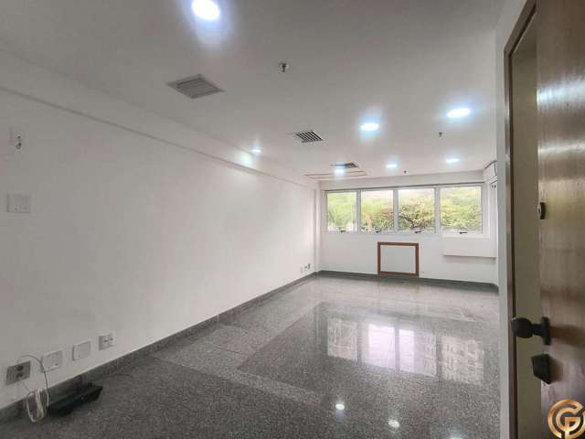 Sala Comercial com piso e Split, na melhor localização da Barra da Tijuca, em frente ao Barra Shopping e NYCC, no Nova Ipanema.