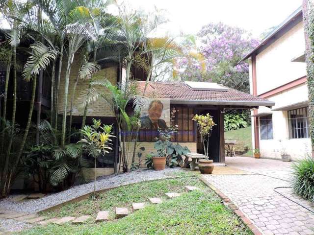 Vende-se Casa no Fazendinha - Rústica na natureza, com arquitetura autoral.