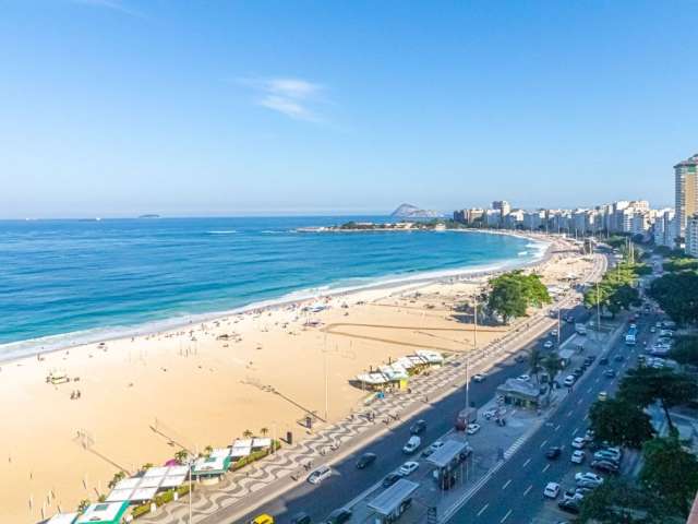 Monteiros & Barros vende, Cobertura linear com 425m² na Avenida Atlântica, localizada na altura do Posto 4, com terraço e vista panorâmica de 180º para a praia de Copacabana.  RJ.