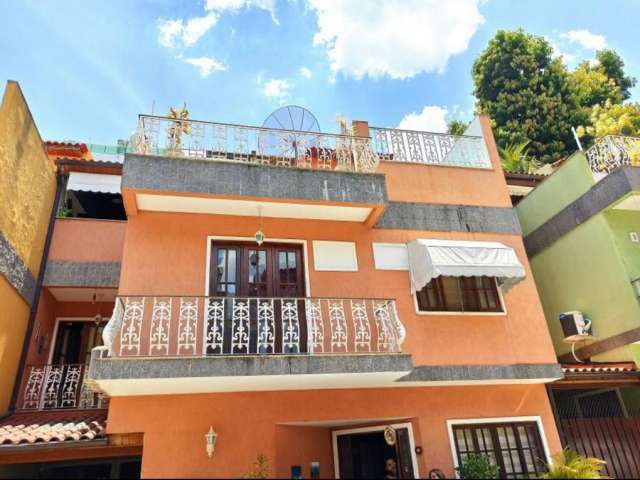 Casa triplex, 03 quartos, piscina com hidro, sauna  e varanda gourmet na Freguesia - Jacarepaguá - RJ.