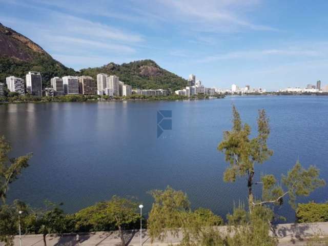 Excelente Cobertura Linear na Lagoa - 2 Quartos, 3 Banheiros, 1 Vaga - 140m² - Vista Frente para Lagoa - Rio de Janeiro-RJ