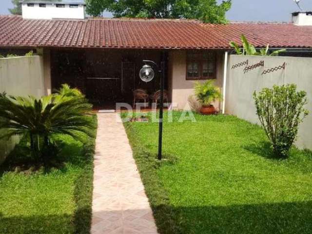 Casa com 3 dormitórios sendo 1 suíte, 1 vaga de garagem e excelente espaço com churrasqueira, jardim .