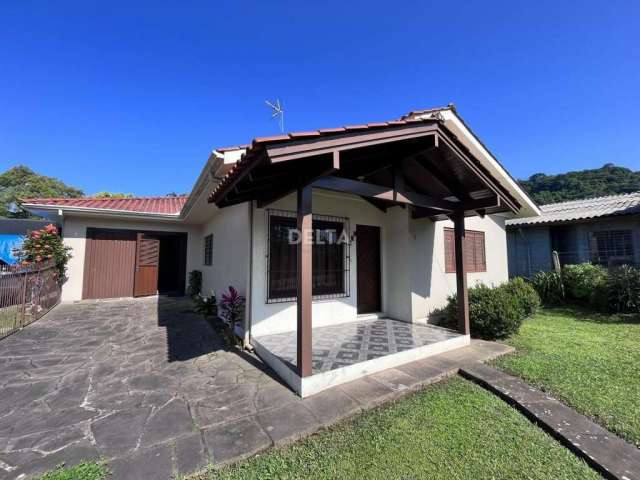 Casa com pátio amplo, a uma quadra da BR-116, no bairro Rincão Gaúcho!