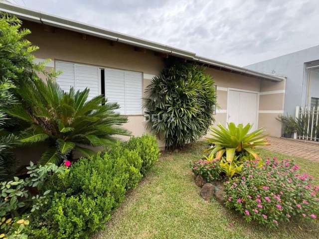 Casa com 02 dormitórios e pátio com piscina no bairro Lago Azul em Estância Velha.