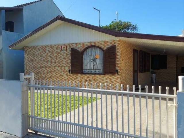 Casa com 3 quartos para alugar na Rua Costa Rica, 123, Costa Azul, Matinhos por R$ 750 Por Dia