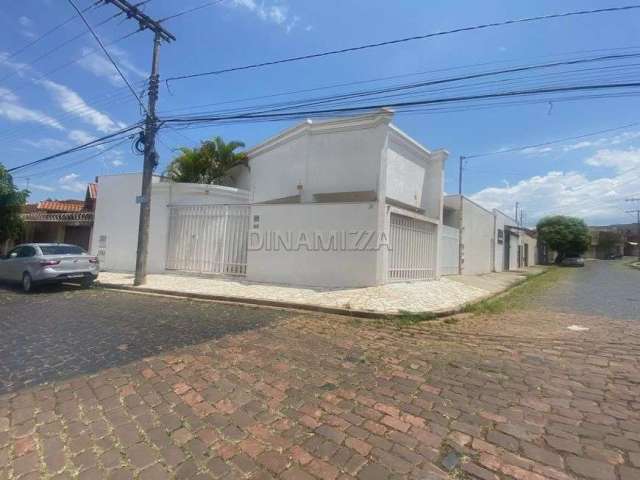 Belissima casa comercial disponivel para locação