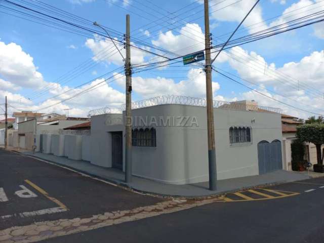 Casa com 3 quartos à venda na Avenida das Palmeiras, Vila Olímpica, Uberaba, 253 m2 por R$ 620.000