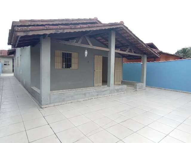 Casa de 3 dormitórios á 700 metros da praia