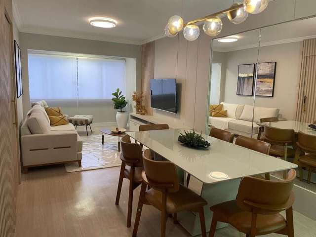 Apartamento todo reformado quadra mar com 2 dormitórios