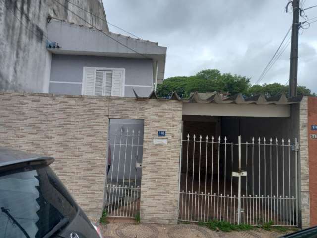 Vende-se Casa Terrea 2 Dormitórios com Edicula no Bom clima