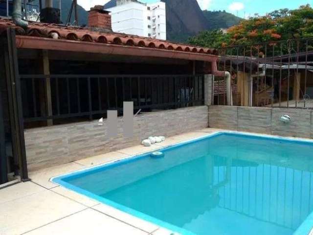 Belíssima casa a venda na Rua Henrique Morize - Área externa com churrasqueira, piscina , Sala em 2 ambientes, 3 quartos sendo 1 suíte, 1 banheiro social, copa cozinha - Grajaú - Código: 20260