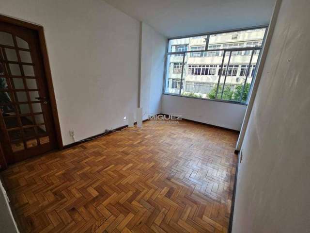 Excelente sala, 2 quartos localizado na aprazível Praça Saens Pena