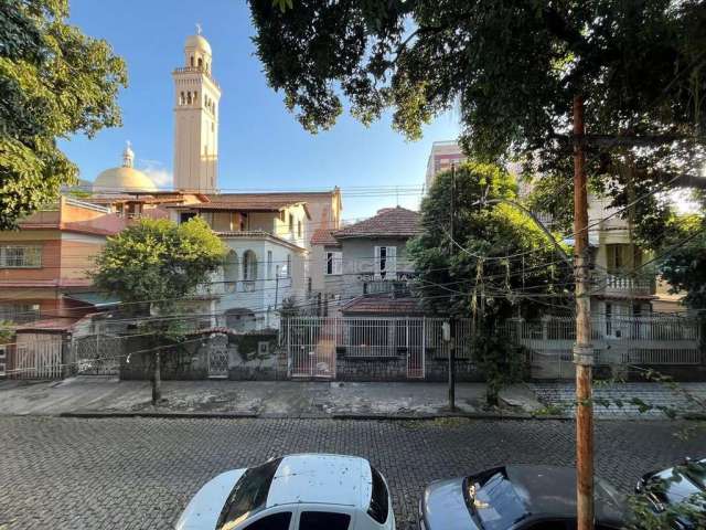 Vendo casa duplex com terraço na Alberto de Sequeira com 6 quartos.