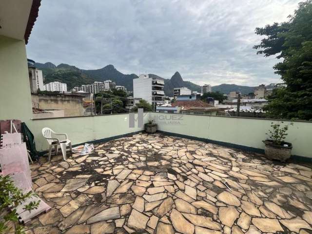 Casa duplex com terraço, 4 quartos e vaga para 5 carros no coração do Grajaú