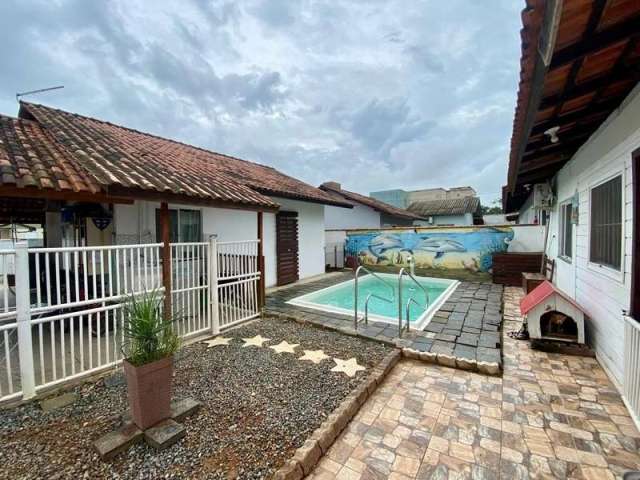 Casa Averbada com Piscina / Meia Praia - Navegantes/SC