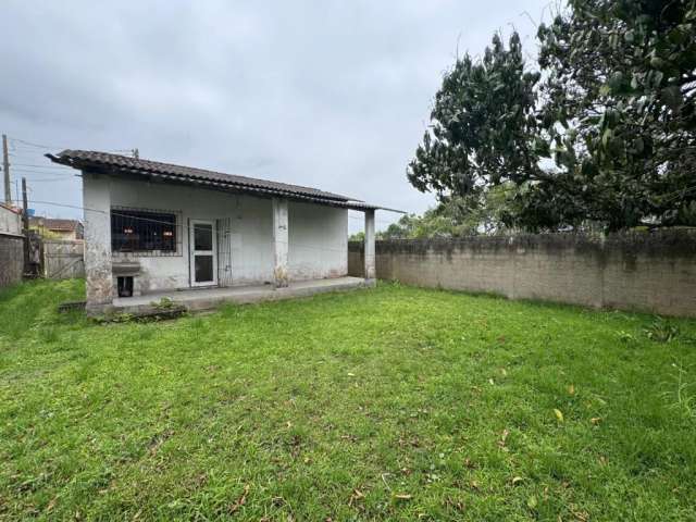 Casa para Venda em Itanhaém, SP / 01 Dormitório, 01 Banheiro, 02 Vagas de Estacionamento.