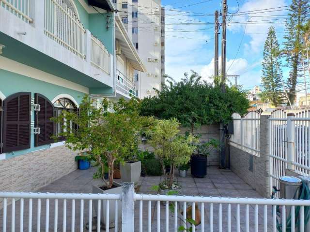 Casa Sobrado  com 4 quartos  01 suíte em Barreiros- São José/SC