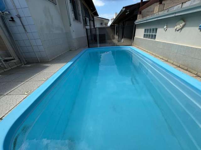 Casa com 4 dormitórios, piscina e 3 vagas na trindade - Florianópolis.