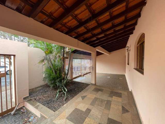 Casa com 3 quartos à venda na Rua Antônio Salviano de Rezende, Santa Mônica, Uberlândia por R$ 610.000