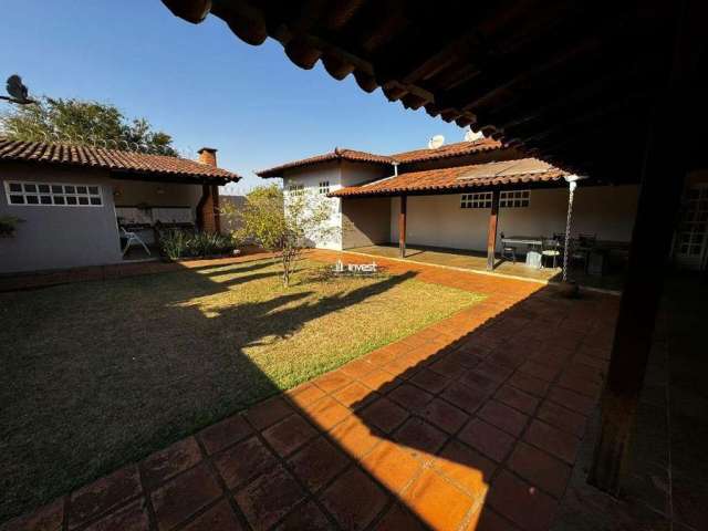 Casa bem espaçosa e bem localizada no bairro Santa Maria.