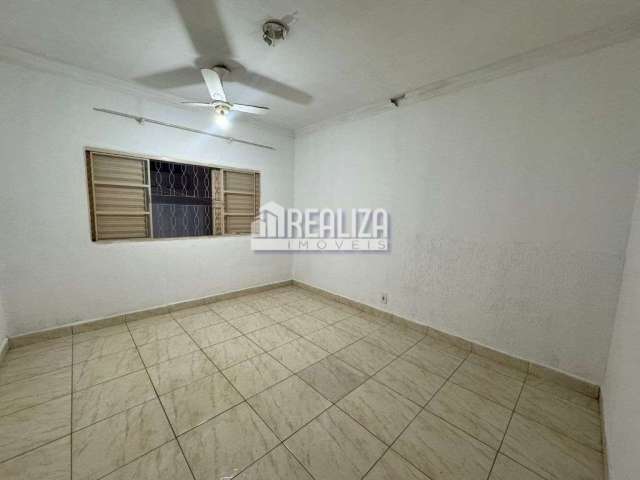 Casa com 9 Quarto(s) e 2 banheiro(s) para Alugar, 200 m² por R$ 2889 / Mês