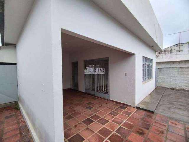 Casa com 3 Quarto(s) e 2 banheiro(s) para Alugar, 195 m² por R$ 2565 / Mês