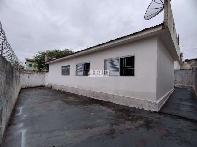 Casa com 3 Quarto(s) e 2 banheiro(s) para Alugar, 110 m² por R$ 1890 / Mês