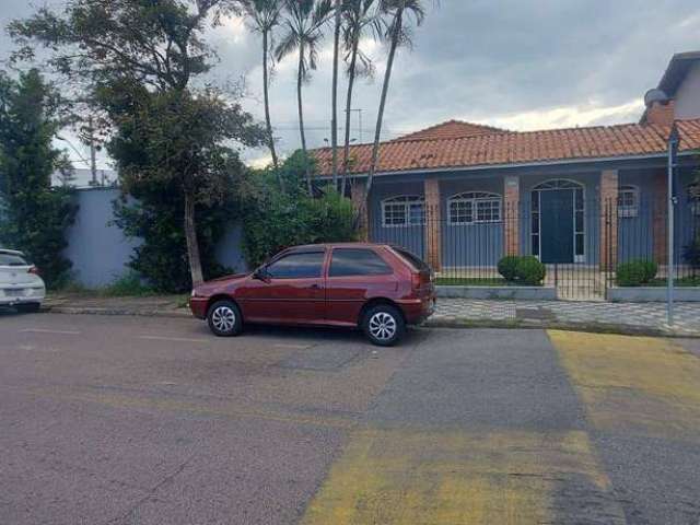 Casa térrea no centro de São Roque