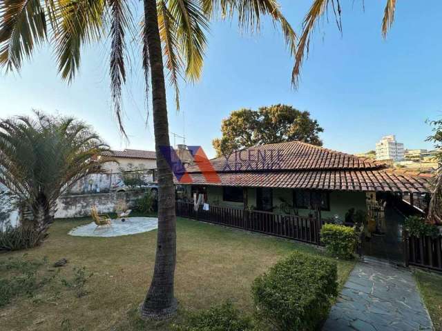 Casa ampla em dois lotes à venda, bairro Espírito Santo em Betim.