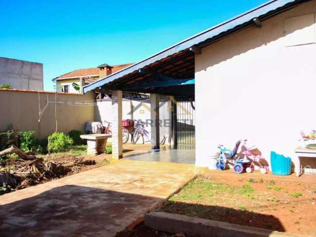 Casa 160 m2 área &#250;til, com 4 dormitórios sendo 1 suíte, 3 vagas, com amplo quintal.