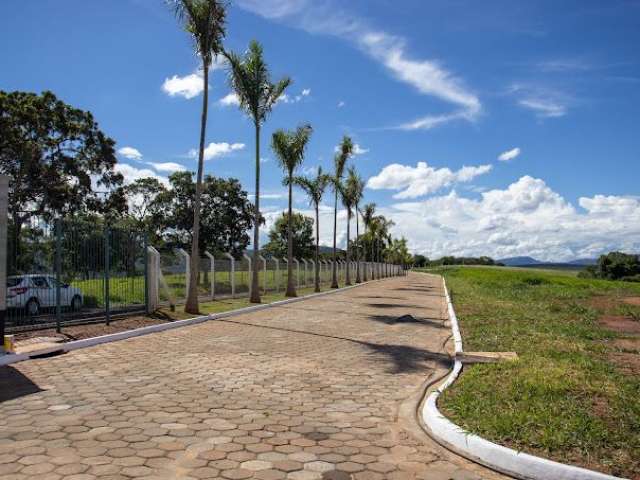 Viva ao Lado da Natureza! Terreno à Venda em Condomínio Exclusivo na Beira da Represa de Furnas